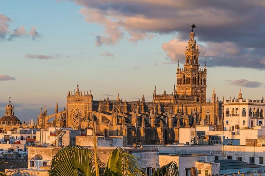 석양이 비추는 대성당과 히랄다.