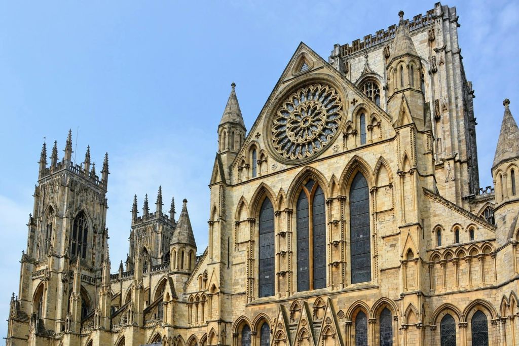 푸른 하늘을 배경으로 뾰족한 아치와 장미 창문 등 고딕 양식의 건축 양식이 돋보이는 유서 깊은 대성당입니다.