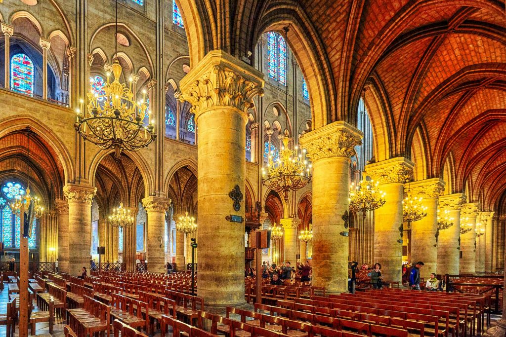 높은 기둥, 아치형 천장, 샹들리에, 스테인드글라스 창문, 나무 페우가 있는 대성당의 내부 전망.