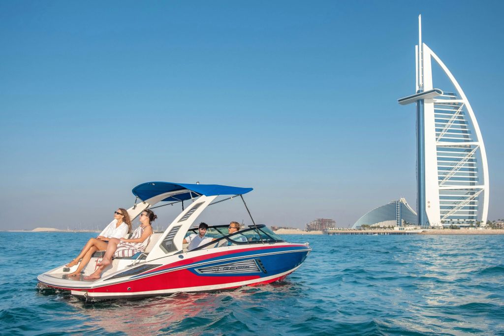 부르즈 알 아랍 (Burj Al Arab) 과 같은 두바이의 상징적인 랜드마크를 방문해보세요.