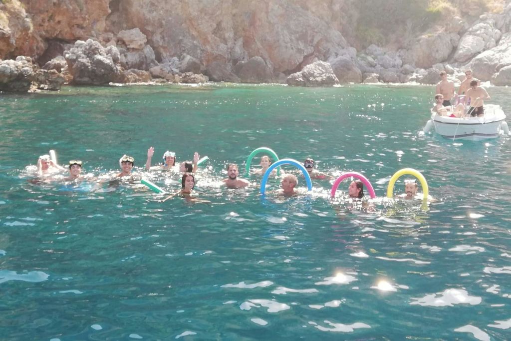 스노클링을 위한 장비 제공