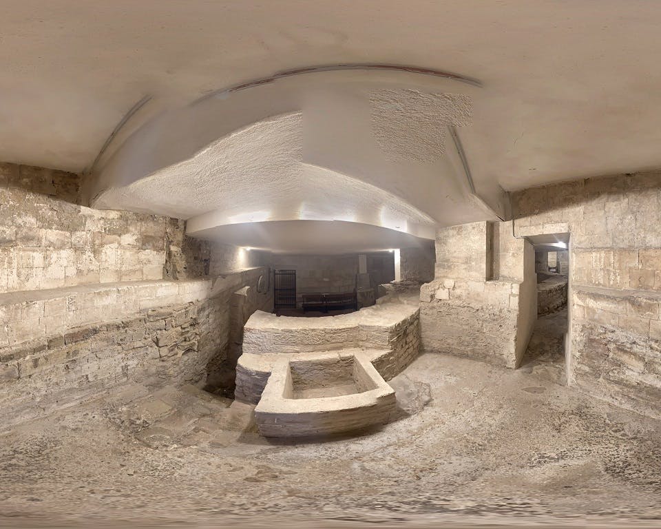 아치형 벽돌 천장, 벽 틈새, 통로가 있는 지하 석실. 주변 벽이 있는 중앙 직사각형 피트.