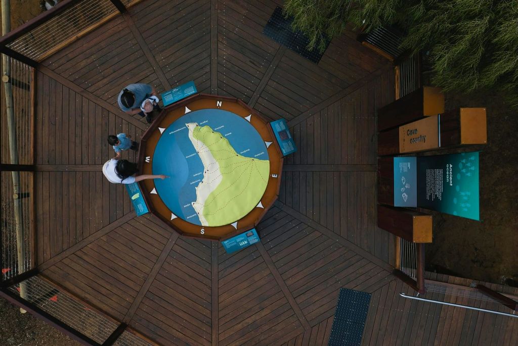 이 지역의 지질학적 형성에 대해 알아보세요.