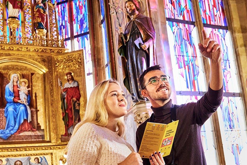 사도들의 조각상을 볼 수 있는 구시청의 예배당은 프라하 방문자 패스로 무료입니다.