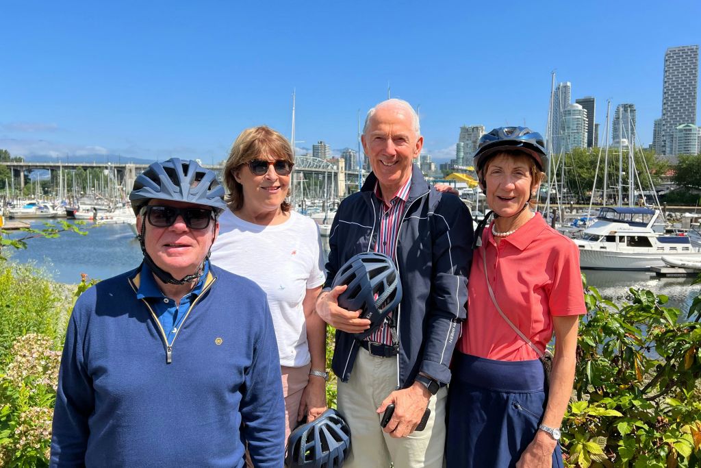 많은 사진이 물을 따라 완벽하게 멈춥니다.