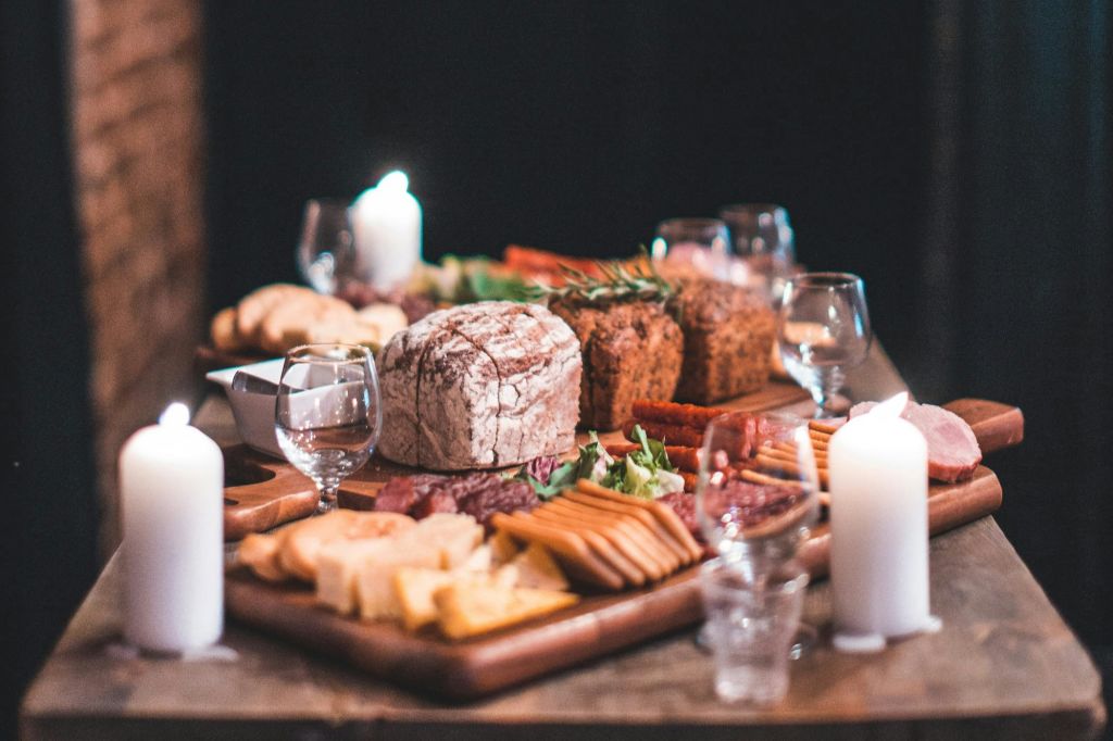 폴란드식 타파스, 현지 고기, 치즈, 빵으로 술을 적시고 식욕을 돋우세요.