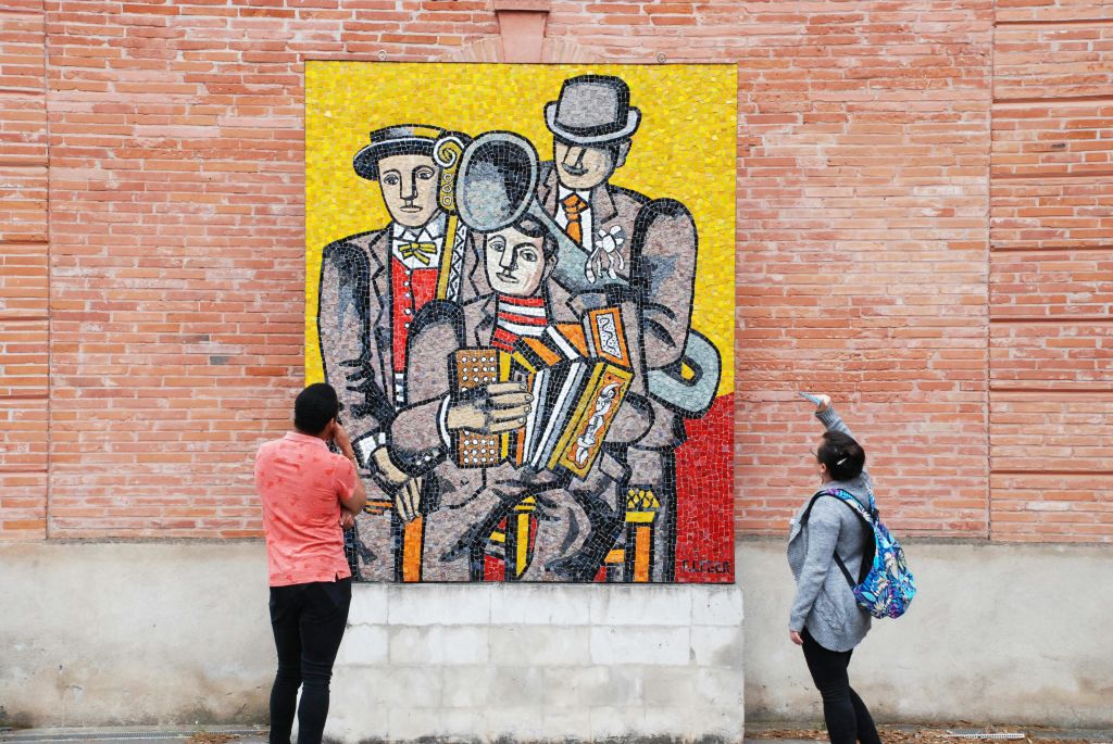 툴루즈 거리에서 프레스코화 감상하기