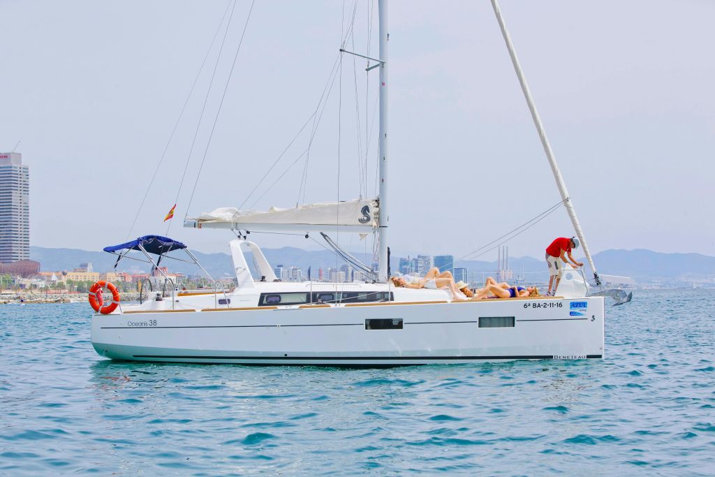 공급업체의 Beneteau Oceanis 38 앵커링