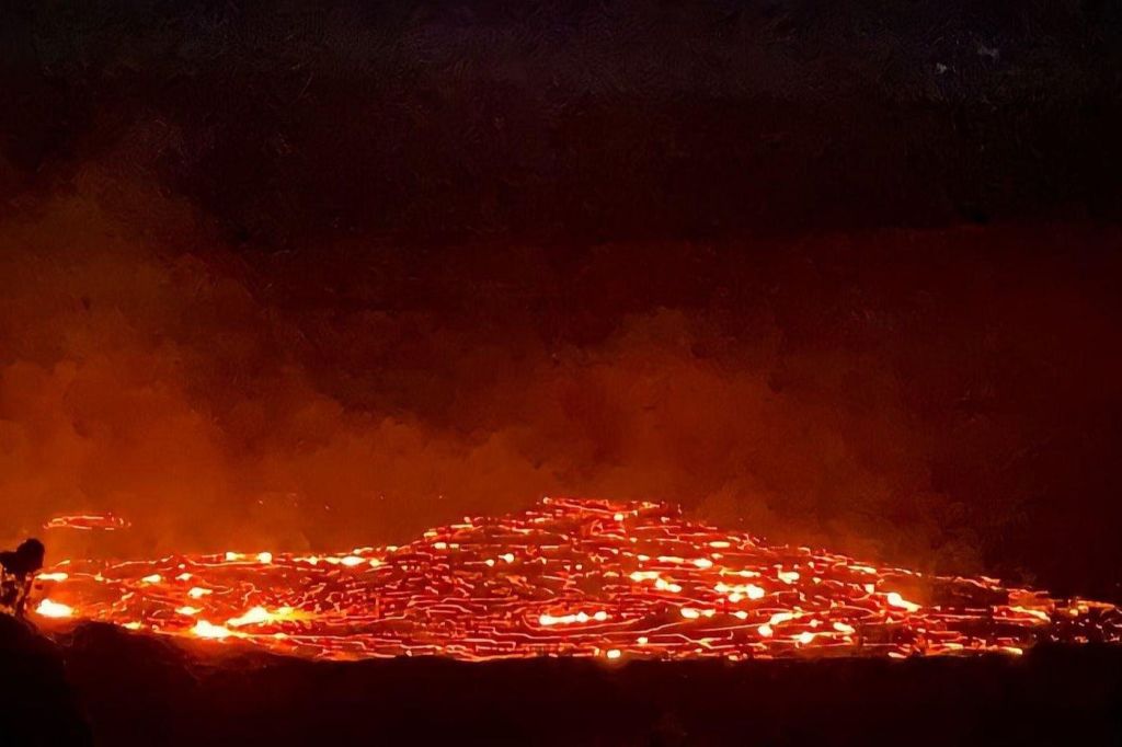 밝은 주황색과 붉은 색조의 녹은 용암 더미가 어둡고 연기가 자욱한 배경에 빛을 발산합니다.