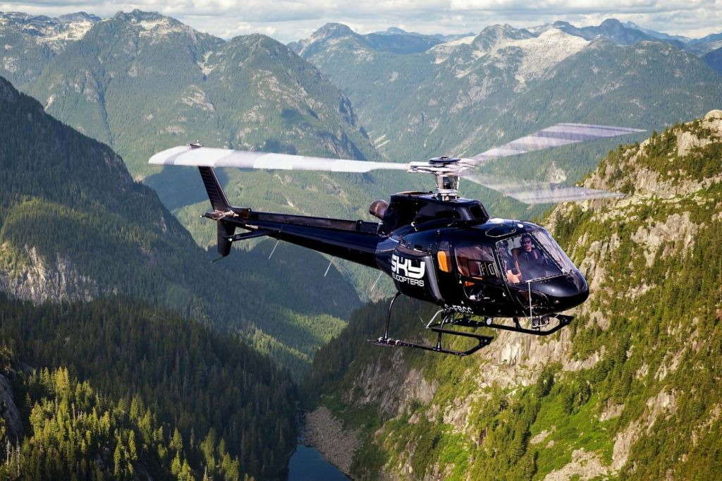 브리티시컬럼비아의 험준한 오지에서 비행하는 스카이 헬리콥터 B2 AStar. 인구: 0