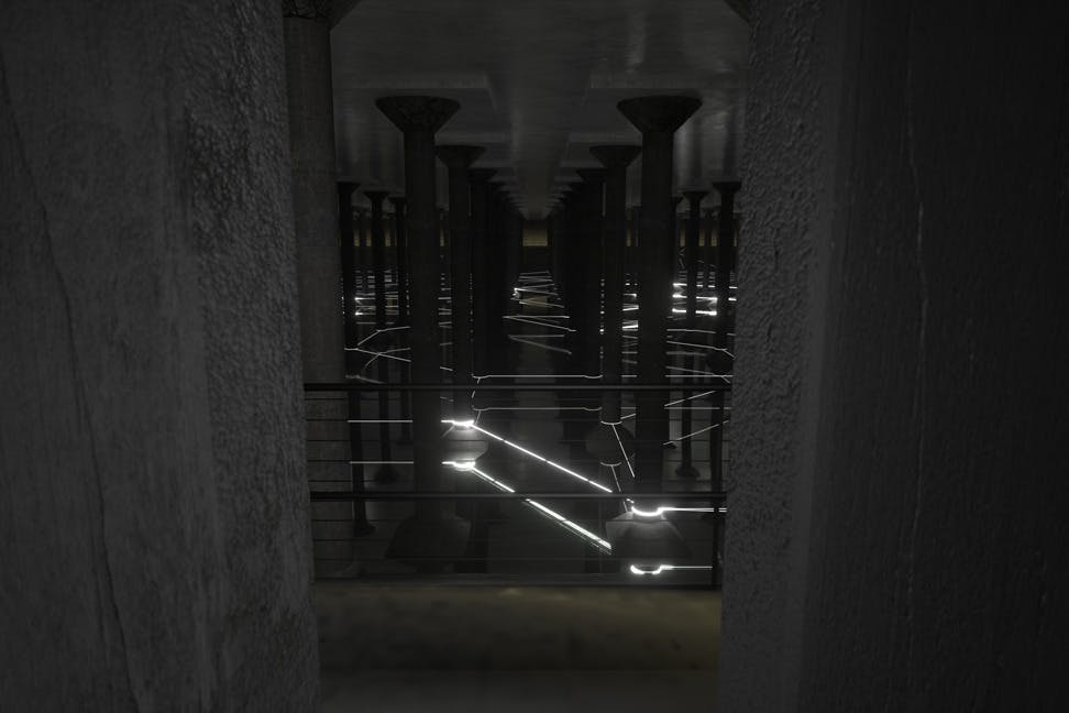 한 줄의 기둥과 빛나는 줄무늬로 어둡게 빛나는 지하 공간은 미래 지향적인 분위기를 자아냅니다.