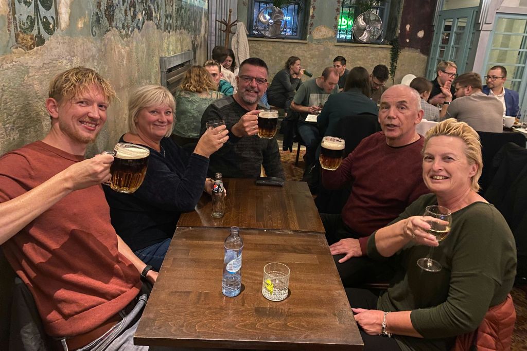 맥주 투어에서 즐거운 시간을 보내는 사람들!