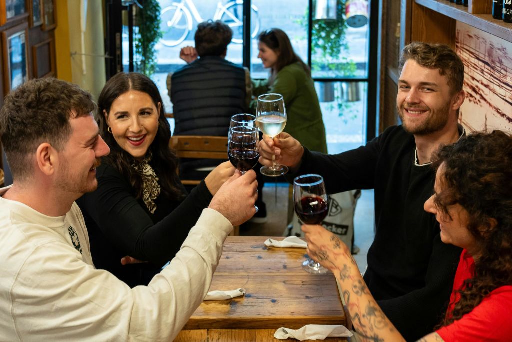 여러 잔의 정교한 토스카나 와인을 마시며 새로운 친구를 사귀세요!