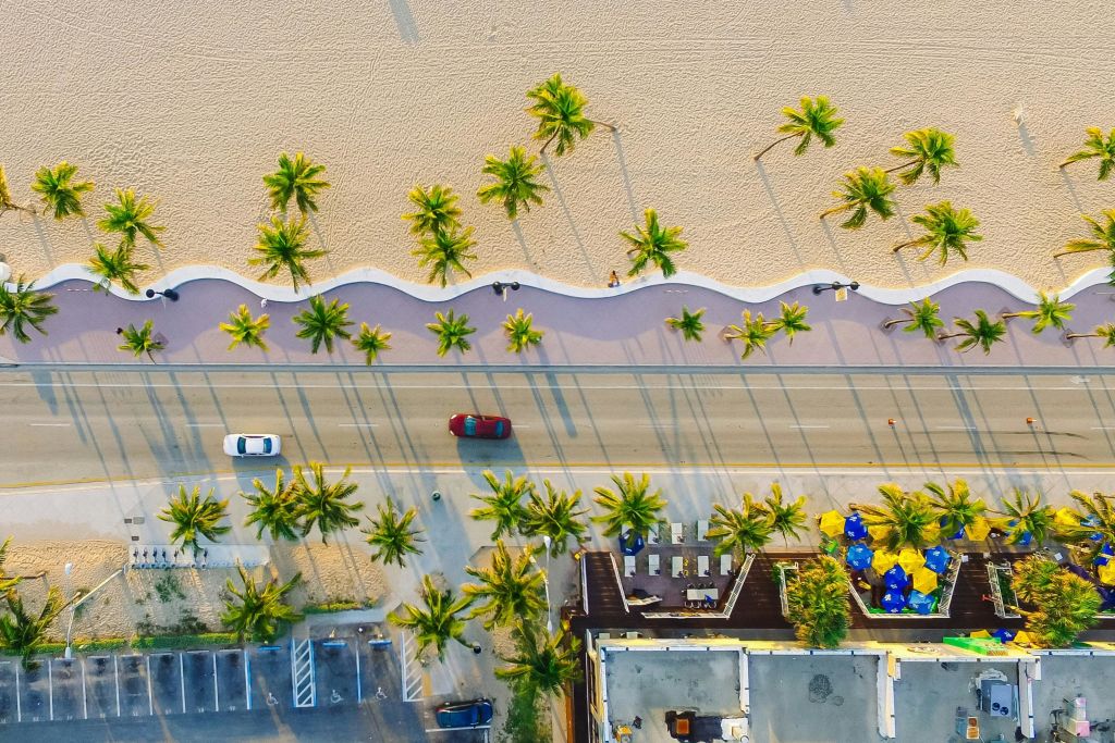 해변 옆 도로를 배경으로 항공 사진 촬영하기