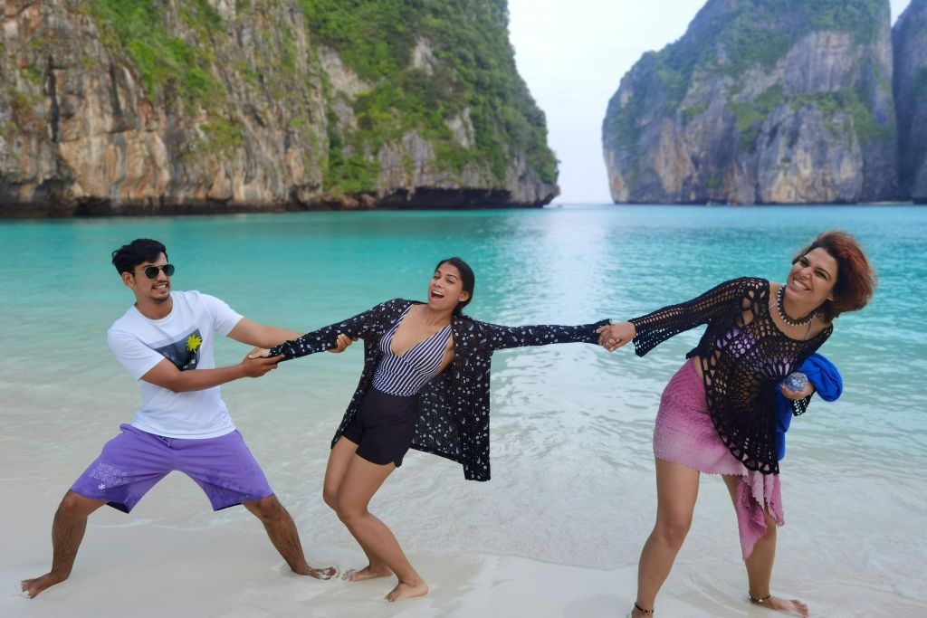 레오나르도 디카프리오 주연의 영화 "더 비치" 로 유명해진 마야 베이.