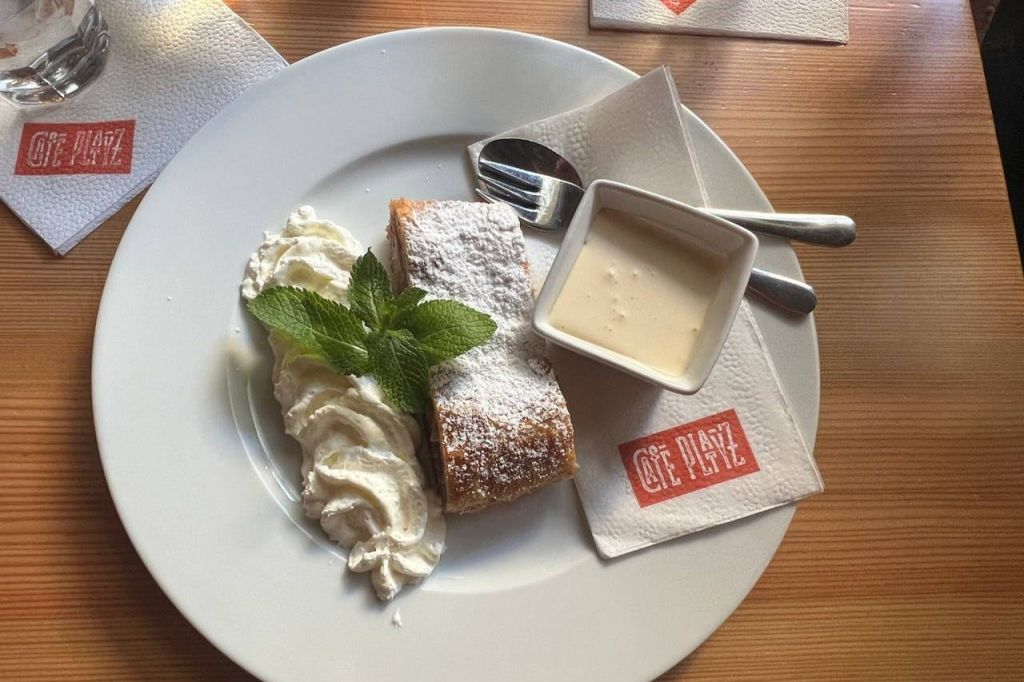 가벼운 바닐라 커스터드를 곁들인 카페 플라티즈와 사과 스트루델 - 맛있는 음식