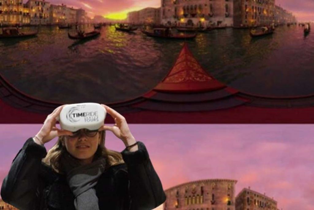 'TimeRide Tours' 가 달린 가상 현실 헤드셋을 착용하고 경치 좋은 가상 운하 배경을 가진 사람.