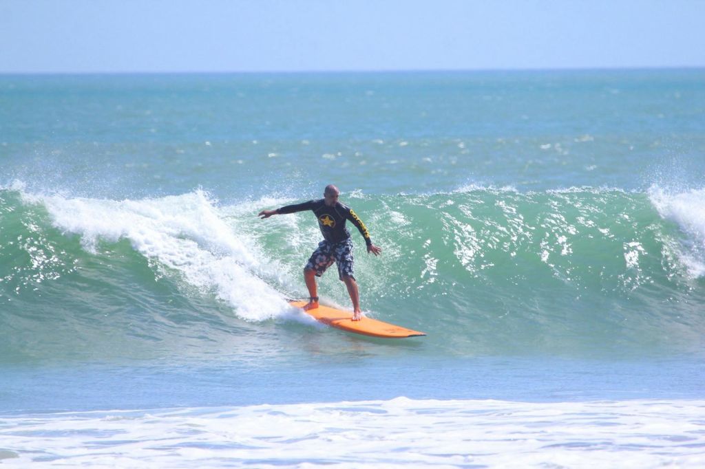 중개 개인 서핑 강습 중 유리로 된 녹색 물결 타기.