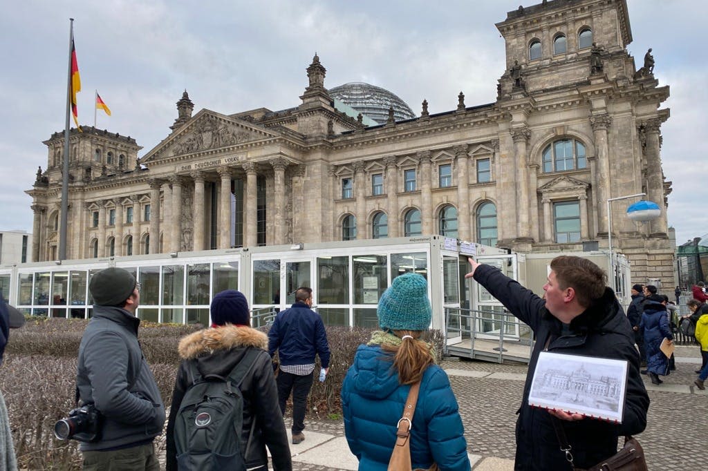 역사는 숨겨진 세부 사항에 있습니다.