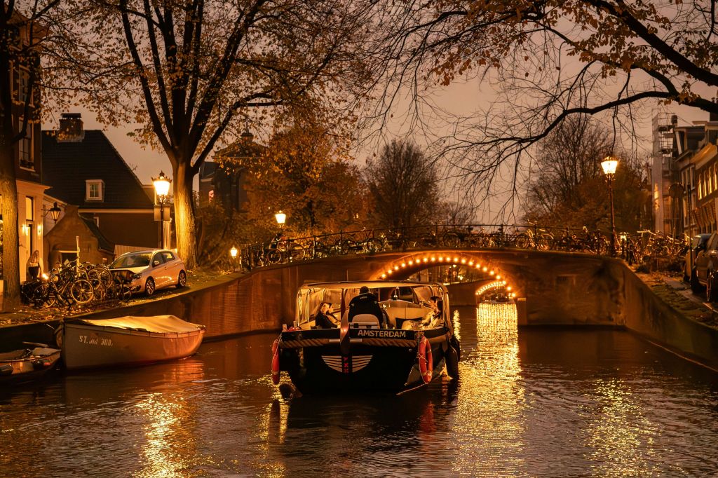 암스테르담의 로고가 프린센그라흐트에 새겨져 있습니다.