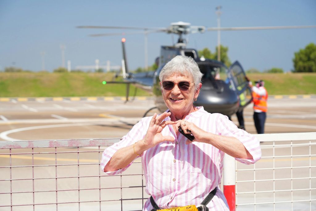 헬리두바이 헬리콥터를 배경으로 즐거운 시간을 보내세요.