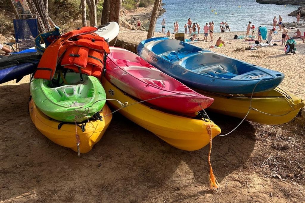 바다로 나가기 위해 기다리는 카약