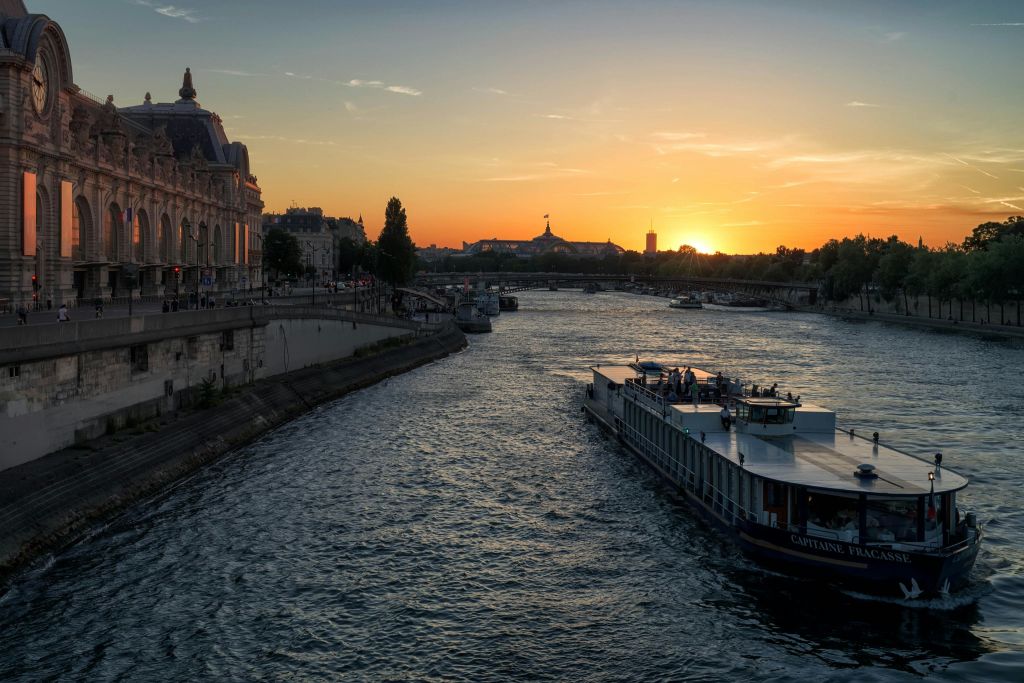 Capitaine Fracasse - 파리 센강 디너 크루즈 - 오르세 미술관 전망.