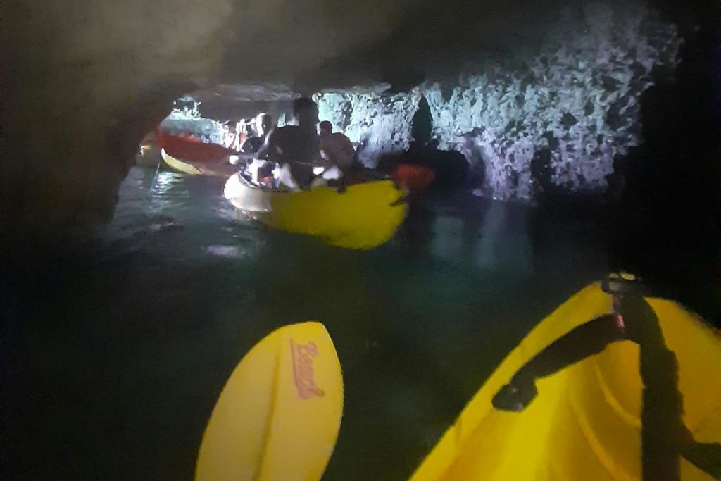 마요르카 남부 바다 동굴 투어와 카약 여행. 수영, 스노클링, 간식을 즐길 수 있는 경유지입니다.