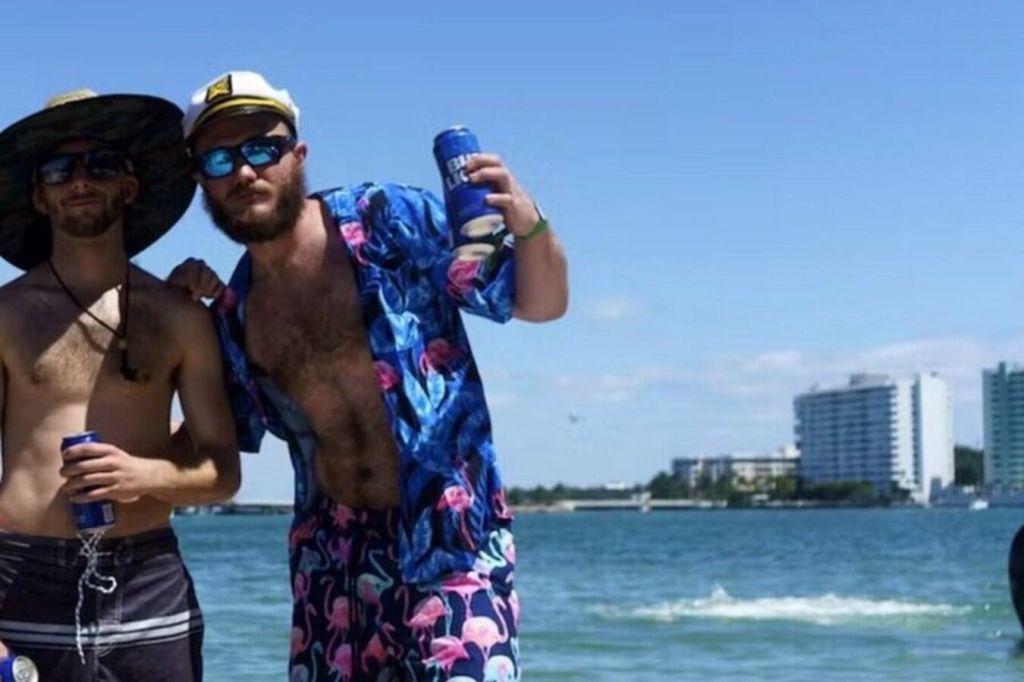 도시를 배경으로 보트에서 건배하는 친구들 - 도시 바다에서 스타일리시한 순간을 맛보세요.