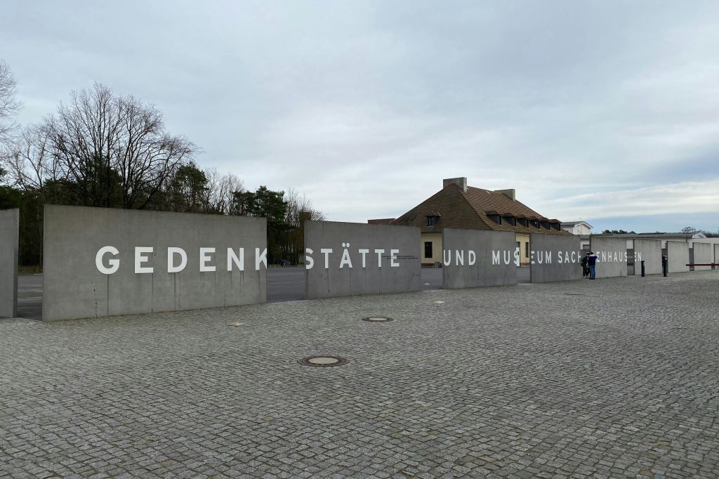 캠프 기념 입구.