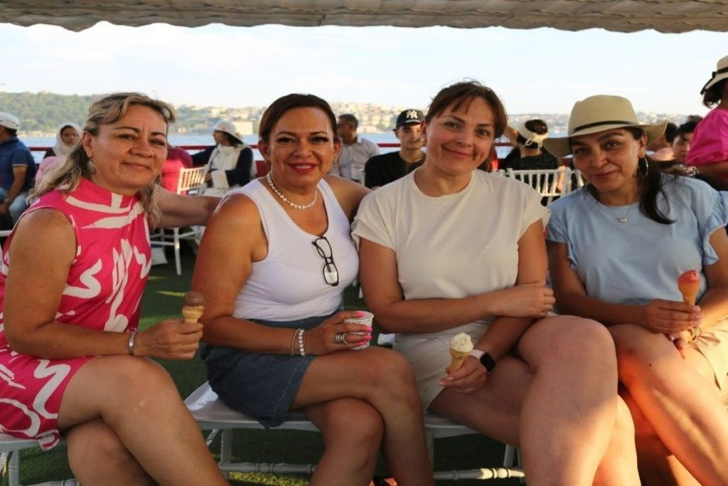 사랑스러운 고객들이 투어를 즐깁니다.