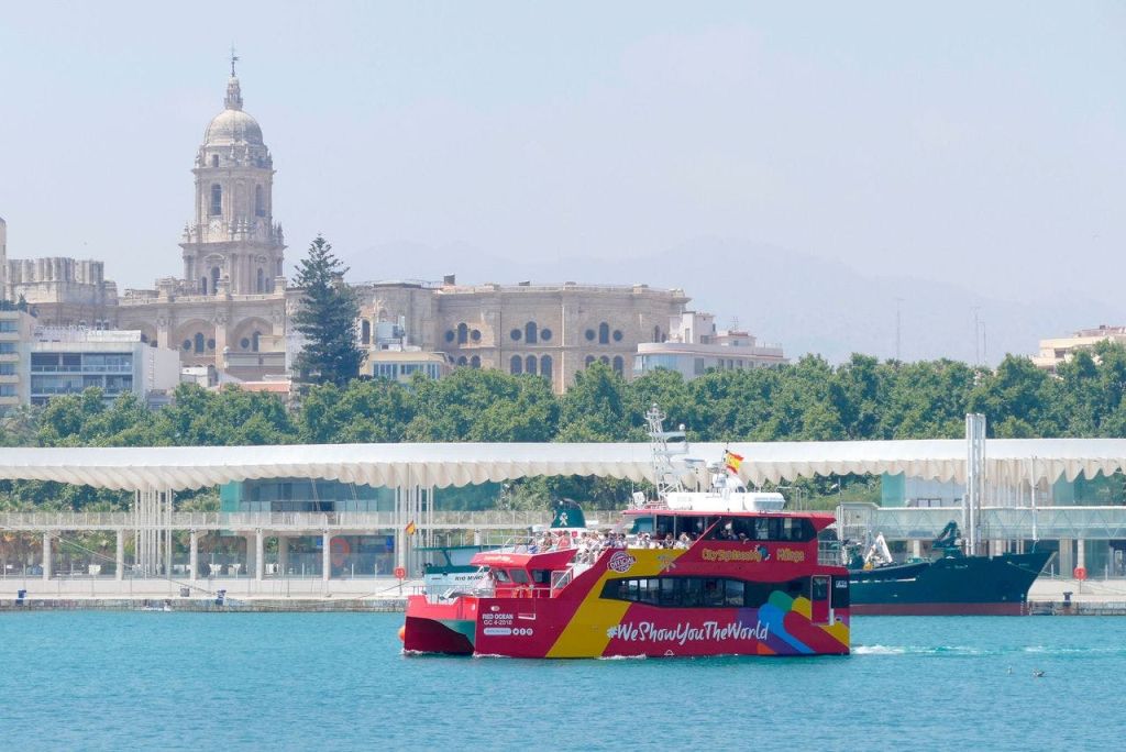 대성당과 푸른 나무를 배경으로 바다에서 즐기는 다채로운 보트 투어, 보트에서 보내는 문자 메시지: "WeShowYouTheWorld"