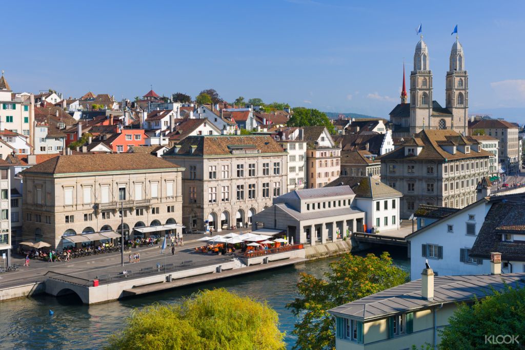 린덴호프(Lindenhof)는 스위스 취리히 구시가지에 있는 언덕 공원입니다. 이곳은 도시에서 가장 인기 있는 관광지 중 하나로 도시, 주변 산, 취리히 호수의 멋진 전망을 제공합니다.