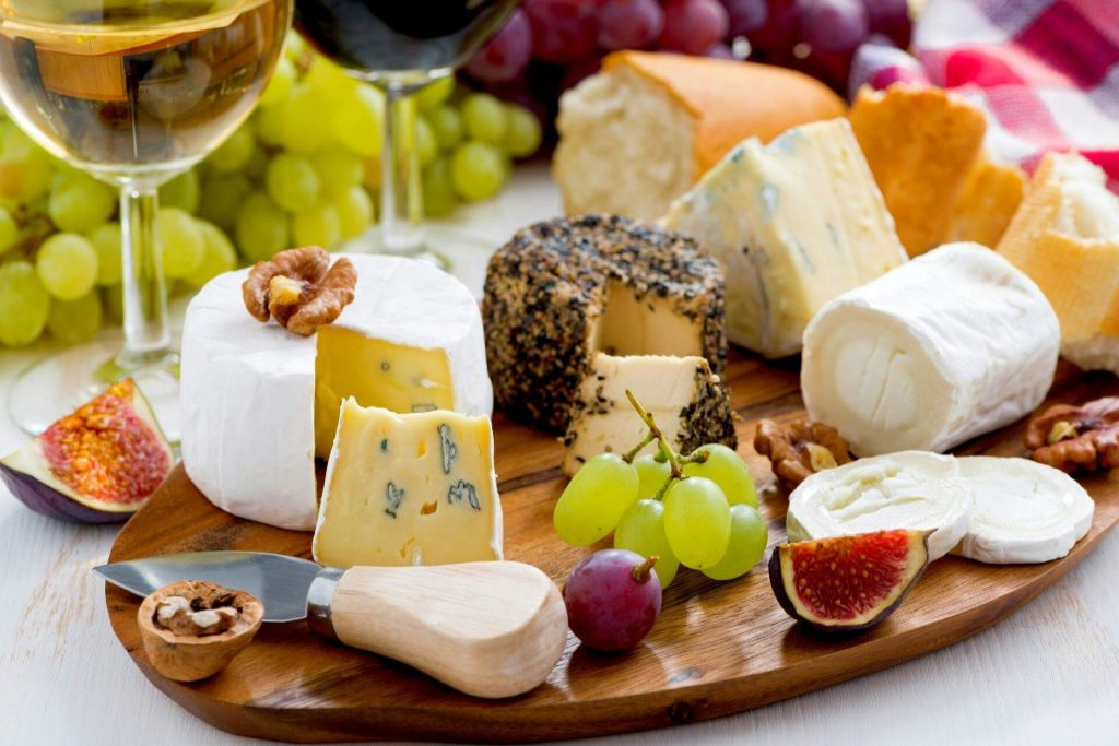 유명한 프랑스 치즈를 맛보지 않고는 파리에 올 수 없습니다. 샘플 접시를 제공해 드리겠습니다