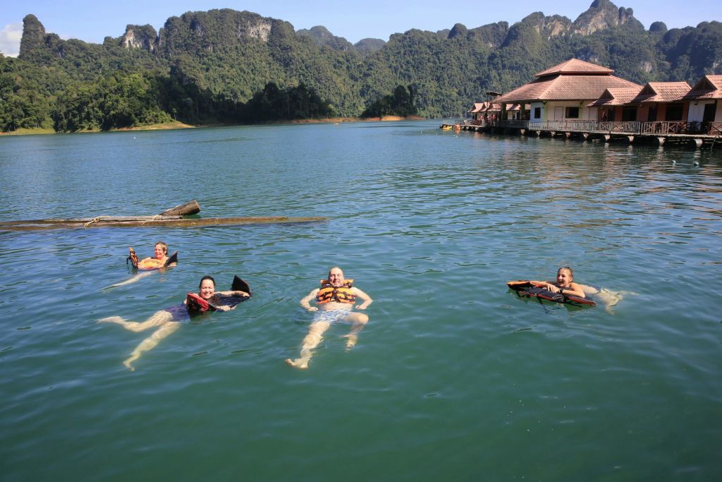 "평온함 속으로: 체오란 호수의 에메랄드빛 바다에서 수영하기"