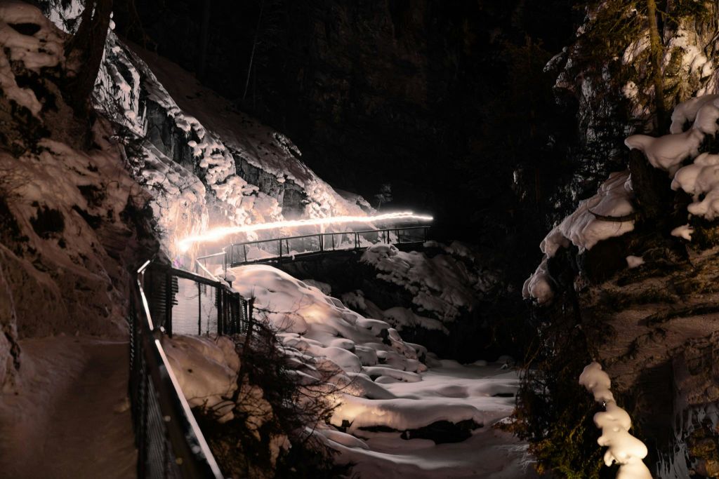 밴프 투어 - 저녁에 즐기는 존스턴 캐니언 아이스워크