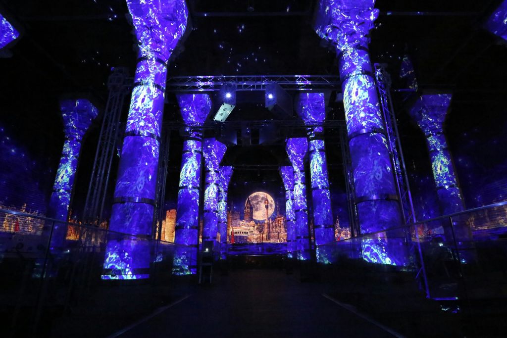 세레피예 수조에서 즐기는 매핑 쇼