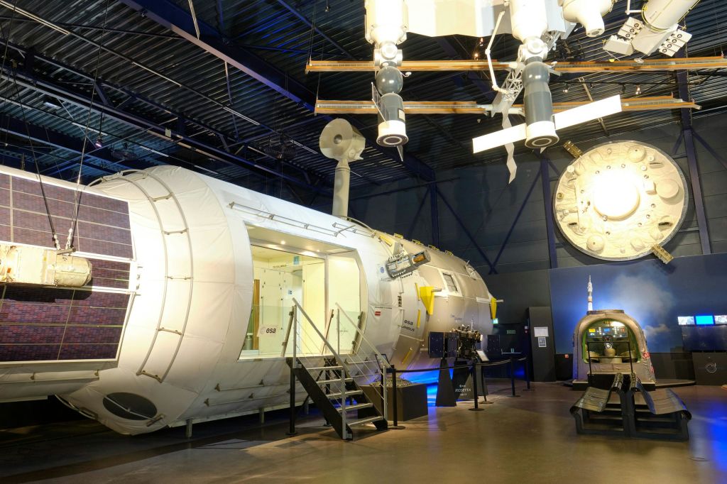 ISS에 대한 스케일 모델을 살펴보십시오.