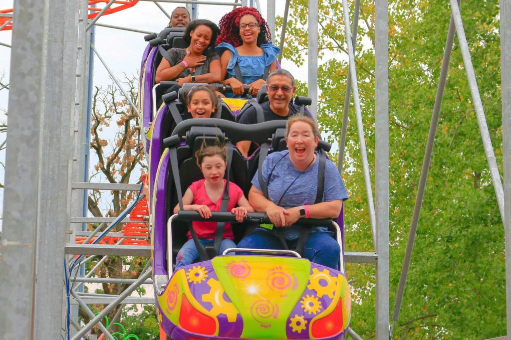 슈퍼 사이클론 롤러코스터에서 속도에 대한 필요성을 찾아보세요