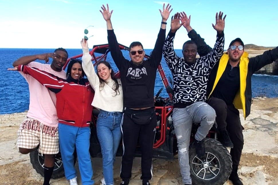 버기 앞에서 포즈를 취하는 친구들