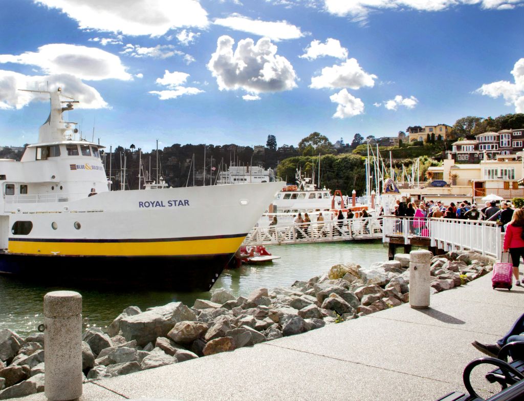 '로열 스타' 라는 이름의 대형 보트가 마리나에 정박했고, 사람들은 부분적으로 흐린 하늘 아래 인근 부두를 거닐고 있었습니다.