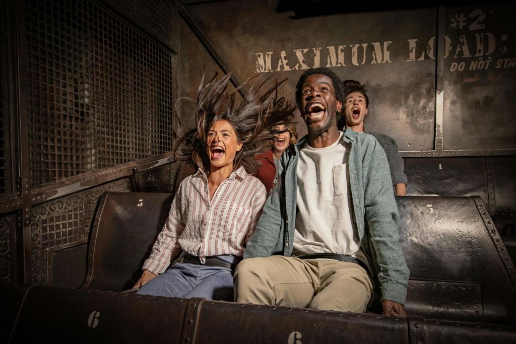 두 명의 젊은 쿠데타가 공포의 탑에서 미소를 지으며 어트랙션을 향해 외치고 있습니다.