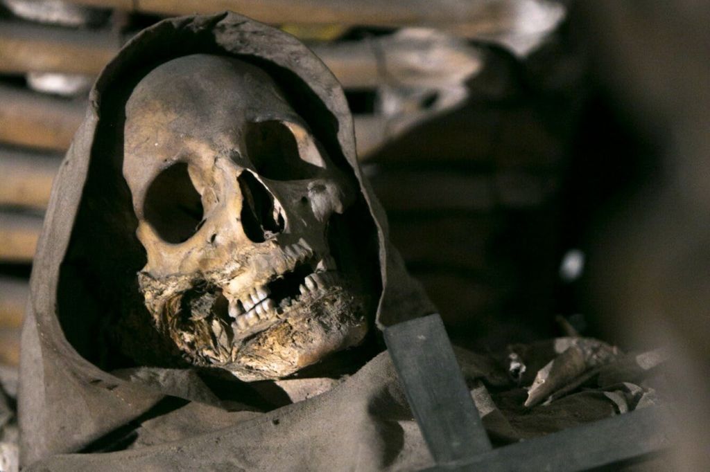 지하 묘지 및 지하 묘지