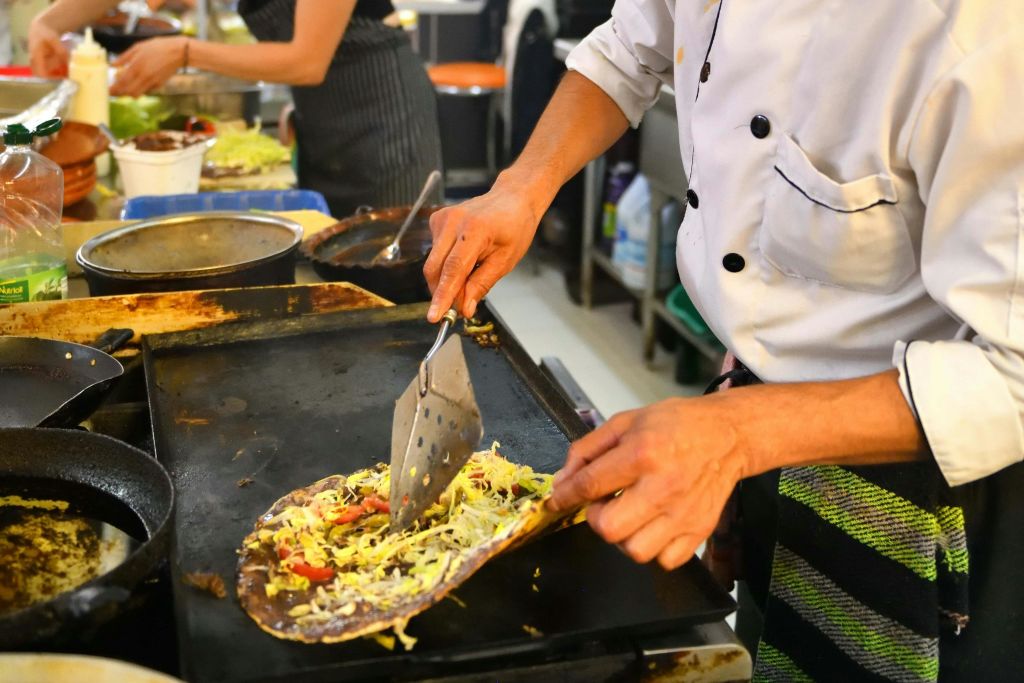 틀라유다 요리를 준비하는 셰프