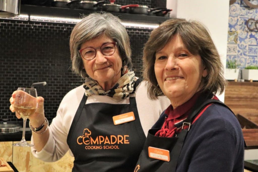 공급업체 워크숍에서 행복한 표정 짓기