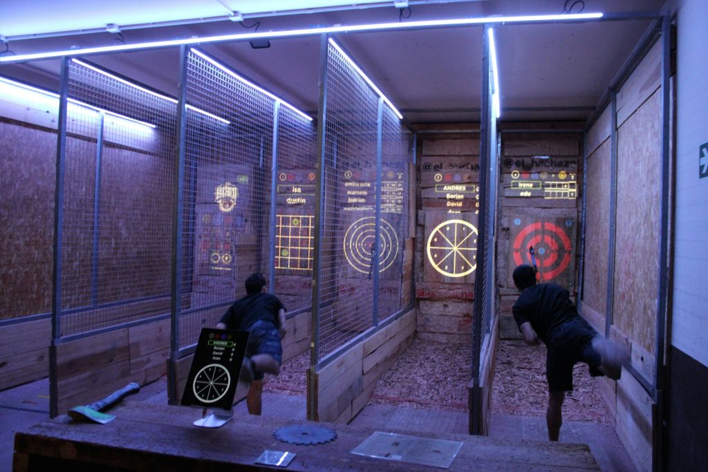 도끼 던지는 사람 2명