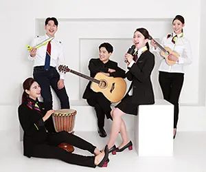 노래와 악기를 연주하는 'Lala Jin’s'