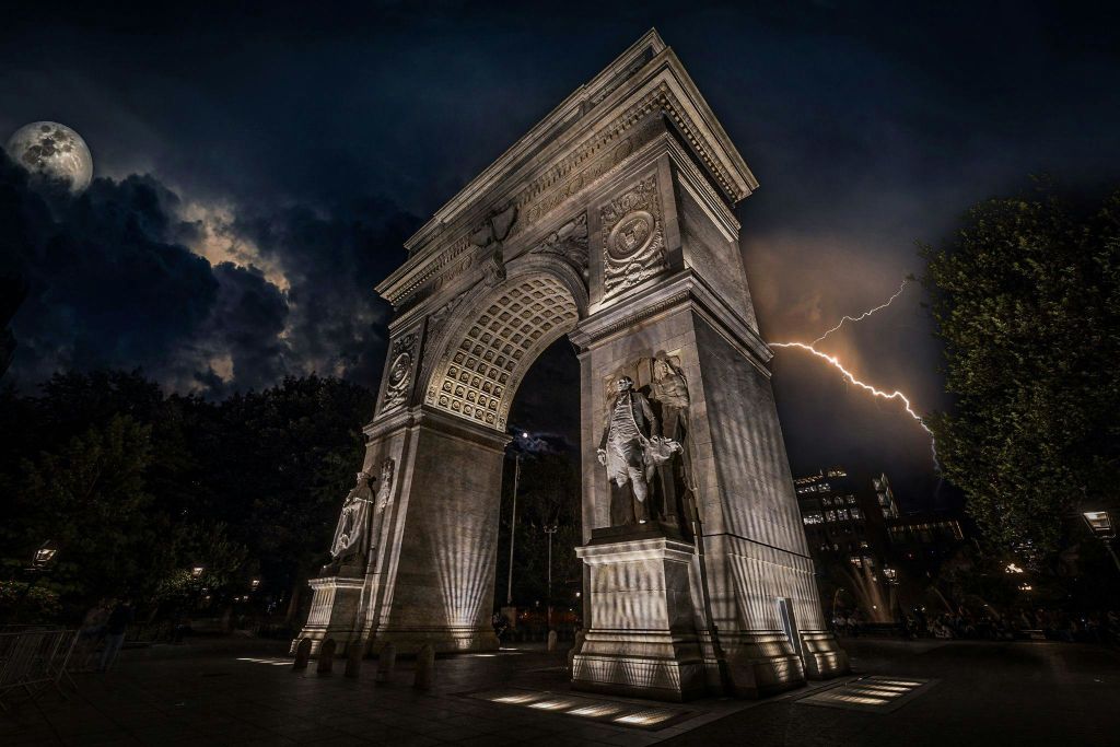 Image of the Washington Square Arch at night