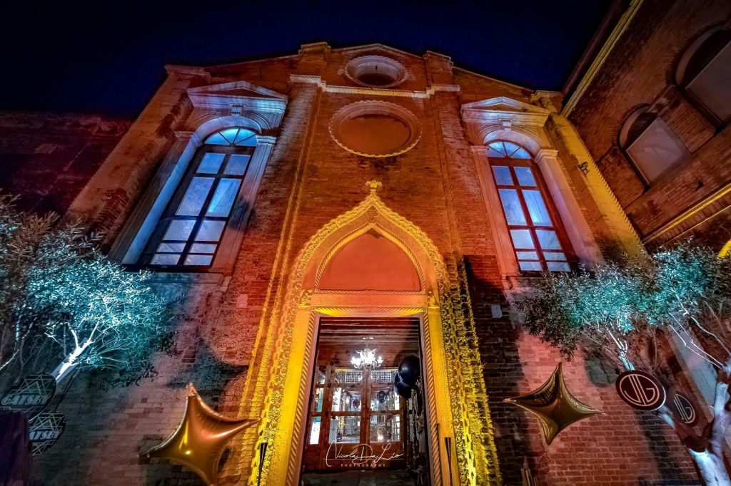 우리 무도회가 열리는 유리 대성당의 정면