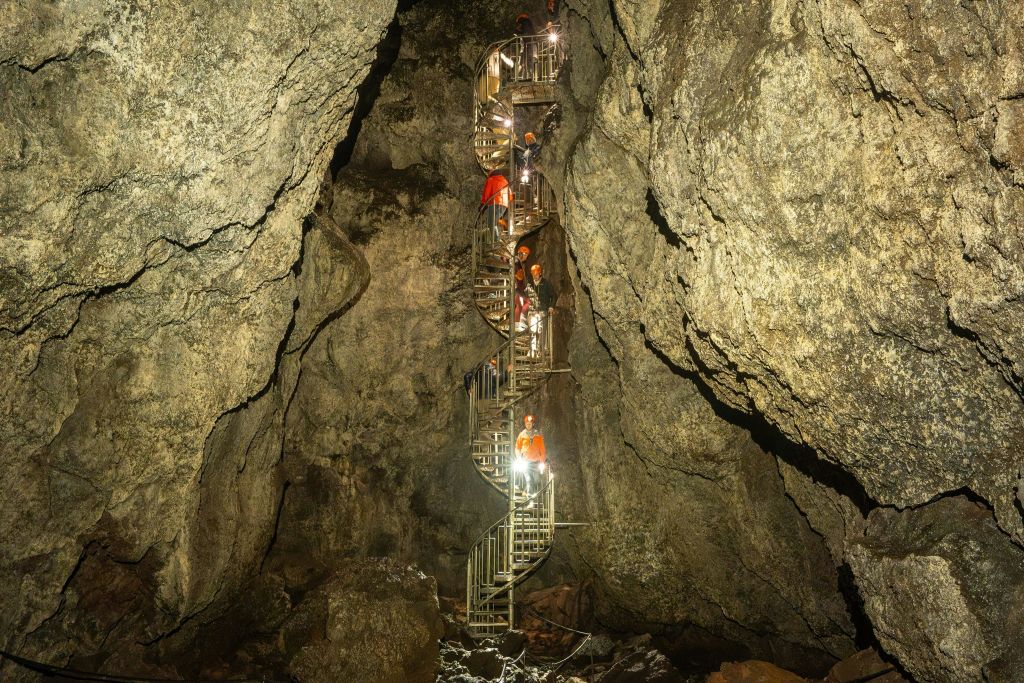 이곳에서 동굴의 깊이를 볼 수 있습니다.